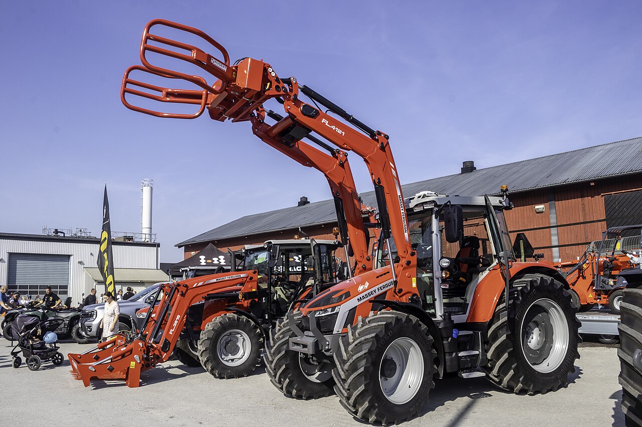 Massey Ferguson 5S.145 med frontlaster og rundballeklype på Gotland