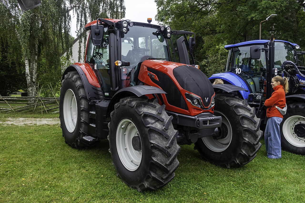 Rød Valtra N135 på et landbruksarrangement på Gotland