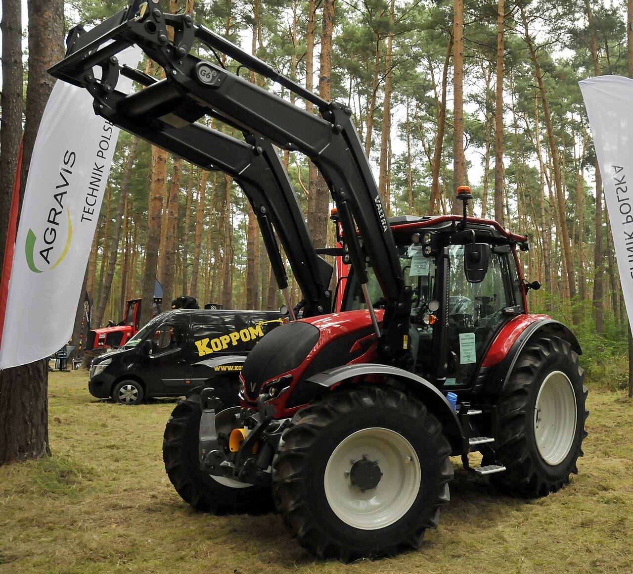 Valtra N155 med frontlaster på Eko-Las i Polen
