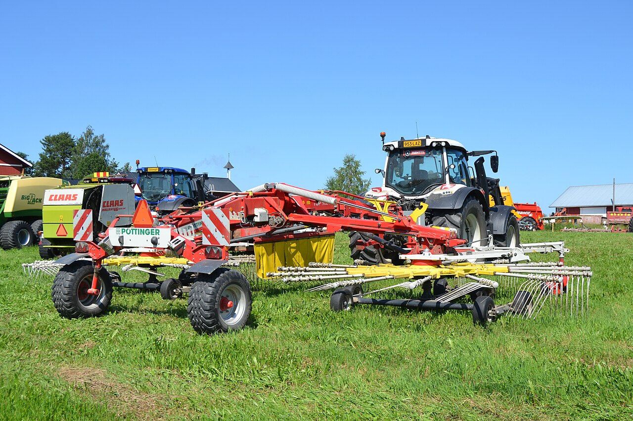 Valtra N175 Versu med Pöttinger Top 962-rive i Finland