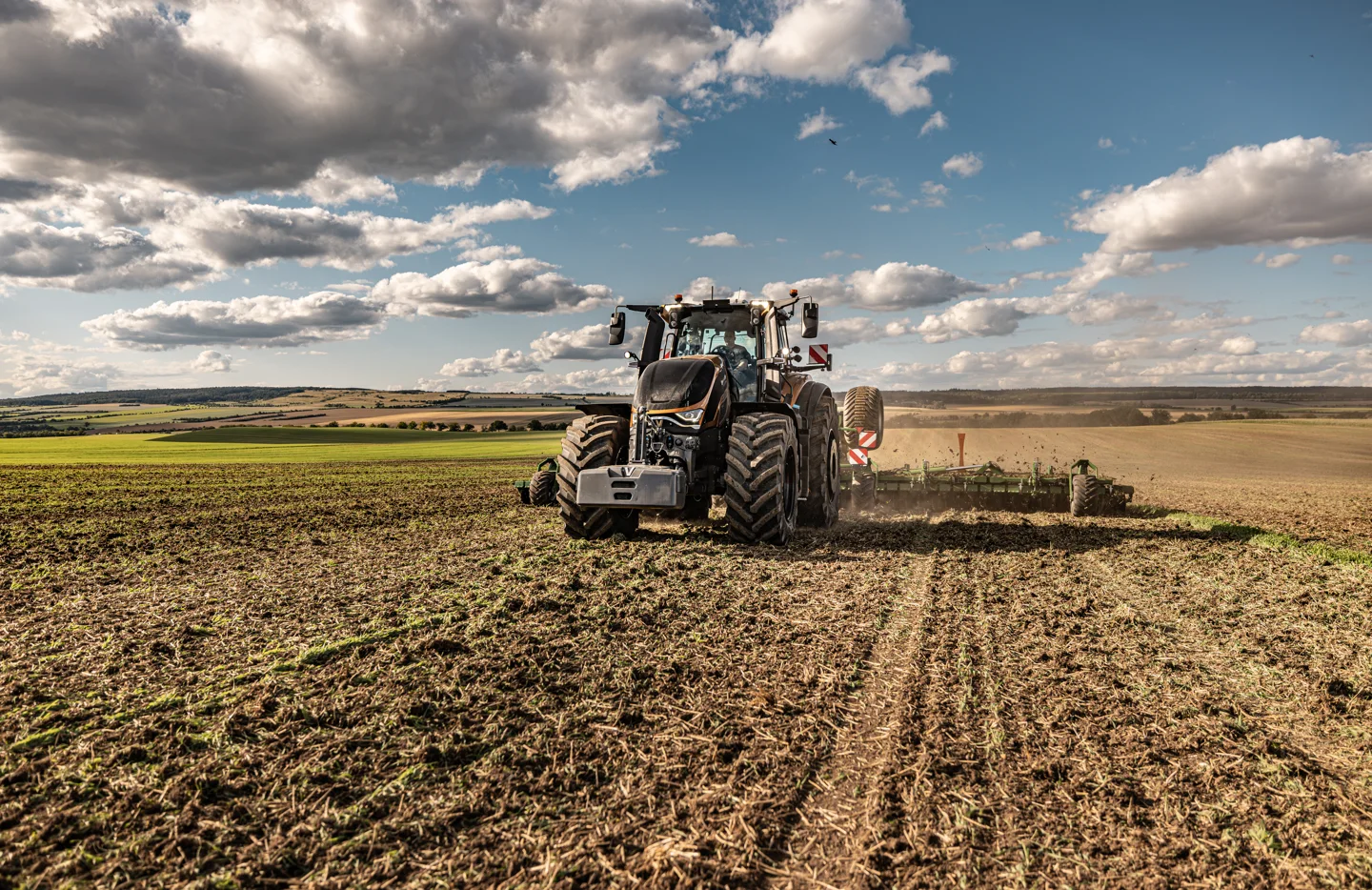 Valtra S-serie, sjette generasjon, i arbeid med redskap