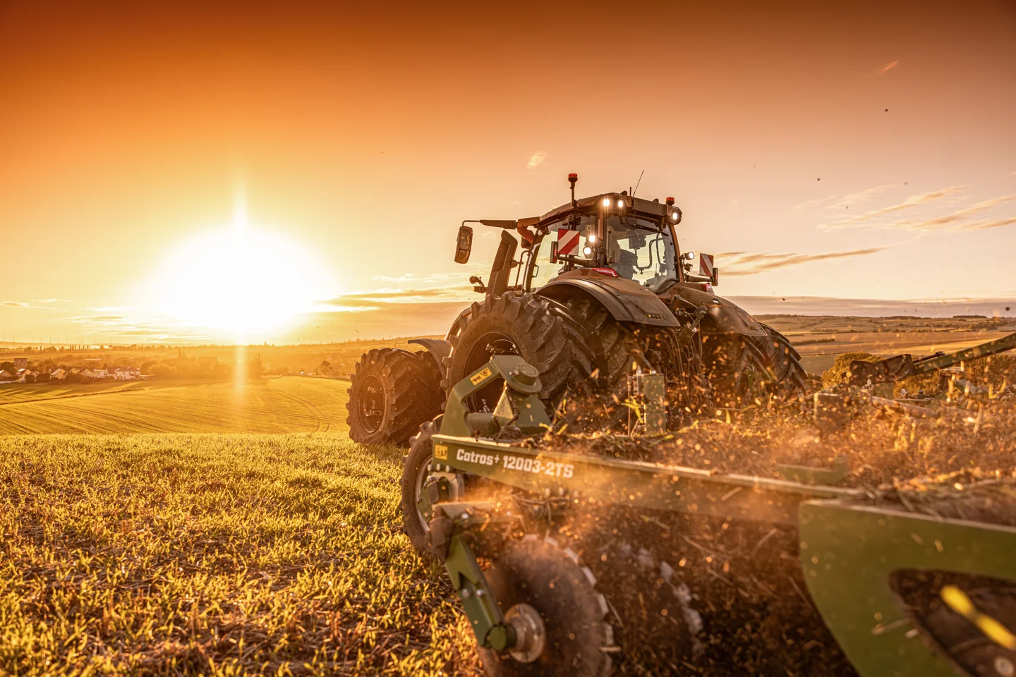 Valtra S-serie, sjette generasjon, i arbeid med redskap