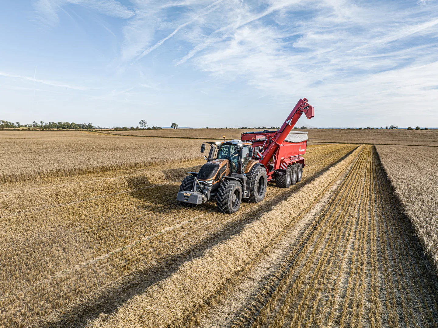 Valtra S-serie, sjette generasjon, i arbeid med redskap
