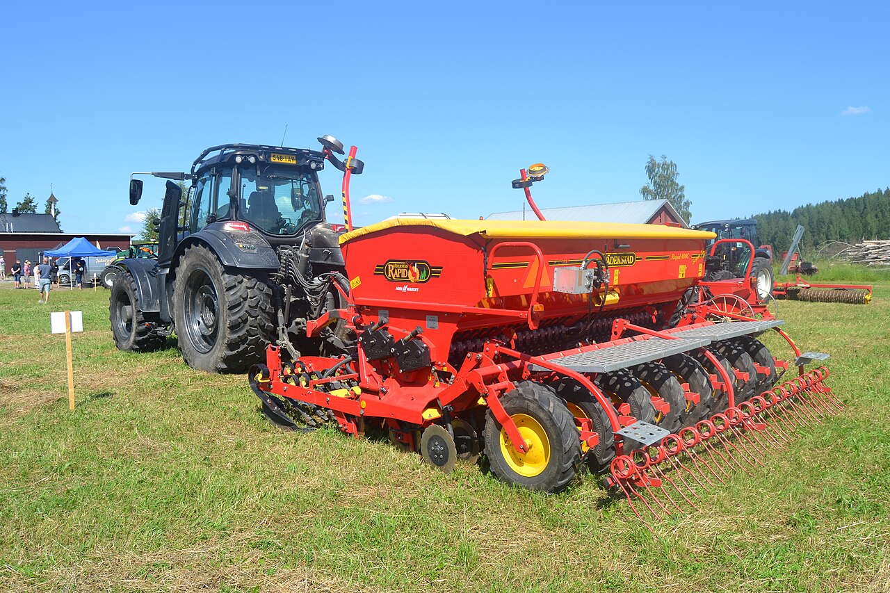 Valtra T235 med Väderstad Rapid såmaskin på et finsk gårdsarrangement